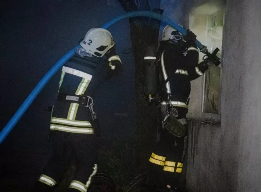 У Сумах рятувальники загасили нічну пожежу в житловому будинку (відео) фото