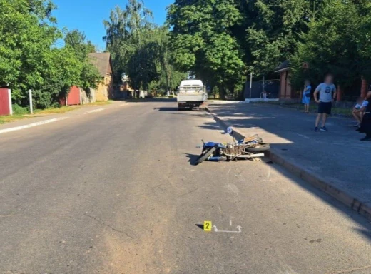 У Ромнах мопедист зіткнувся з легковиком фото