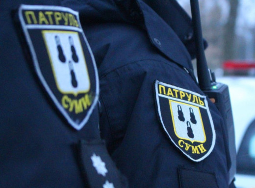 У Сумах патрульні допомогли літньому чоловікові, якому стало зле на дорозі фото