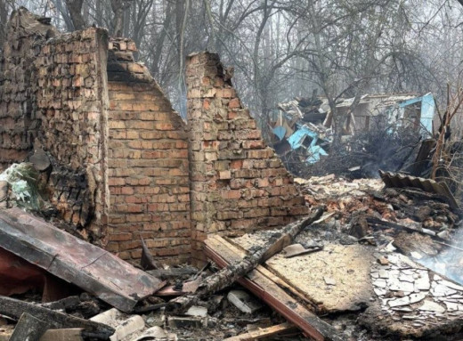 Понад 20 будинків пошкоджено внаслідок ракетного удару по селу Залізничне на Лебединщині фото