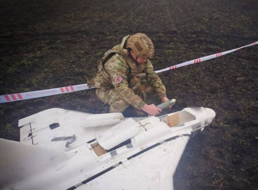 Вибухотехніки поліції знешкодили вибуховий пристрій у ворожому БПЛА на Сумщині фото