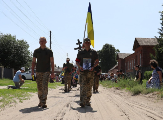 У Тростянці попрощалися із загиблим захисником Андрієм Мироненком фото У Тростянці попрощалися із загиблим захисником Андрієм Мироненком фото