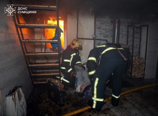 У Сумах під час пожежі врятували чоловіка (відео) фото