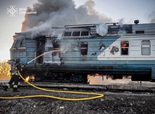 ДСНС Сумщини показала кадри гасіння пасажирського поїзда, атакованого шахедом фото