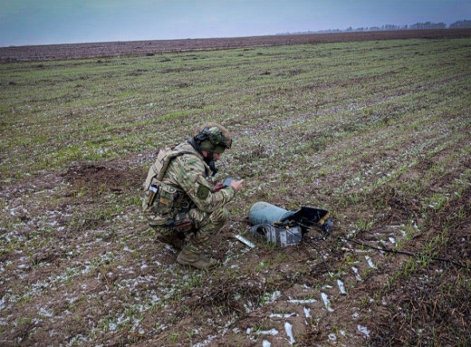 50 кілограмів вибухівки у полі: на Сумщині знищили бойову частину збитого БпЛА фото