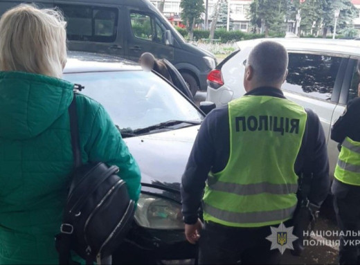 Шахрайка, що видавала себе за співробітницю СБУ, ошукала сум’янку на 100 тис. гривень фото