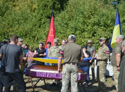 У Лебединській громаді попрощалися із захисником Володимиром Павлюченком фото