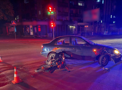 У Сумах мотоцикл з підлітками зіткнувся з легковиком: двоє постраждалих фото