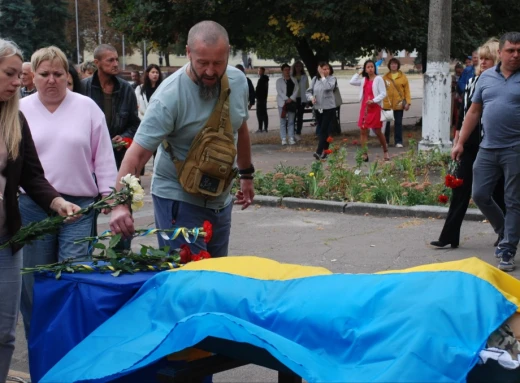 Шосткинці попрощалися із захисником Олександром Михном фото