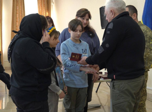 Родинам загиблих героїв Сумщини вручили державні нагороди фото