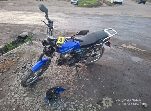 У Ромнах 15-річний мотоцикліст спровокував ДТП: травмовано велосипедиста фото