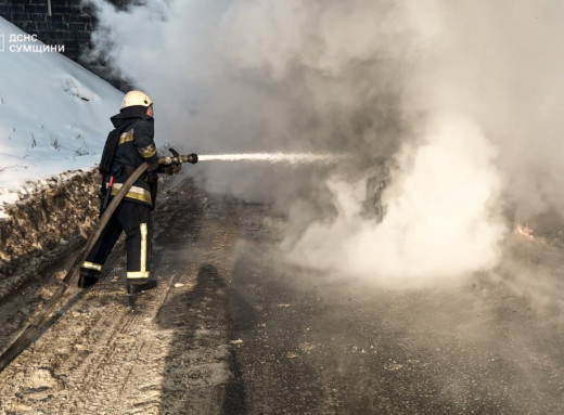 У Кролевці рятувальники гасили палаючий легковик фото