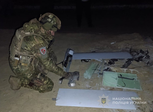 Поліція Сумщини ліквідувала загрозу від російського БпЛА, що не вибухнув під час падіння фото