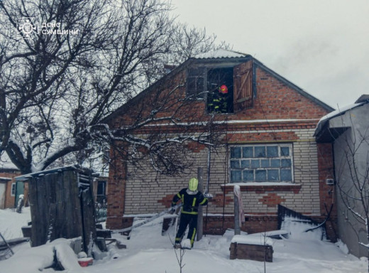 У Ромнах рятувальники загасили пожежу в житловому будинку фото