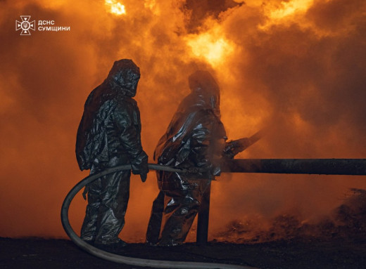 На Сумщині ліквідовано масштабну пожежу, спричинену російським обстрілом фото