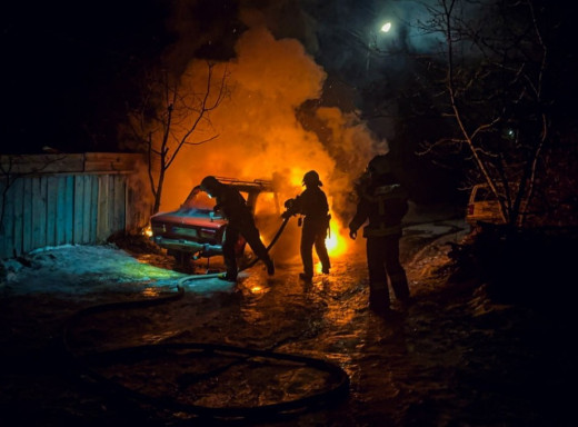 У Тростянці загорівся легковик – рятувальники запобігли вибуху фото