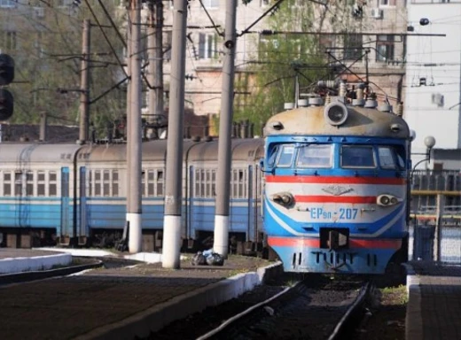 Київський потяг затримується: пасажирів розвезуть по домівках фото