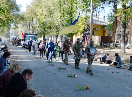 Лебединці попрощалися із загиблим захисником Сергієм Пустовим фото