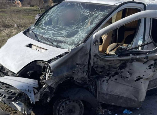 На Сумщині дрон вдарив по цивільному авто: водій у тяжкому стані фото