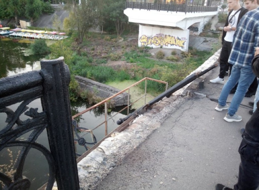 У Сумах на Харківському мосту обвалилися перила фото У Сумах на Харківському мосту обвалилися перила фото