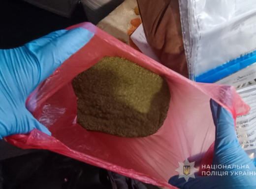 Поліцейські Конотопщини затримали 51-річного наркодилера з кілограмом канабісу фото Поліцейські Конотопщини затримали 51-річного наркодилера з кілограмом канабісу фото