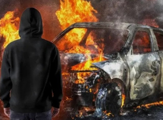 У Глухові підпалили два авто військових: поліція розслідує справу як диверсію фото