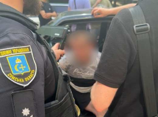 У Сумах чоловік напав з ножем на жінку в її квартирі та пограбував фото У Сумах чоловік напав з ножем на жінку в її квартирі та пограбував фото