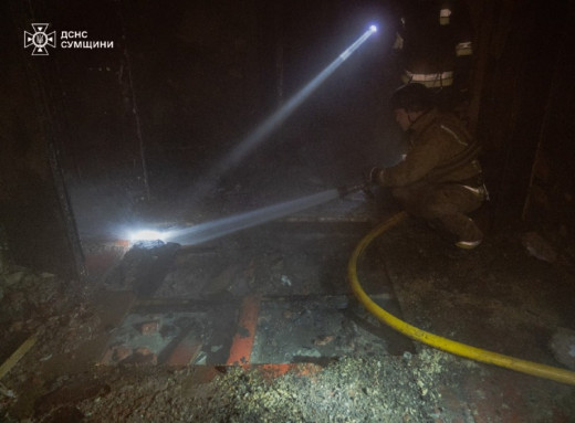 російські війська вранці атакували Суми: сталося загоряння нежитлової будівлі фото