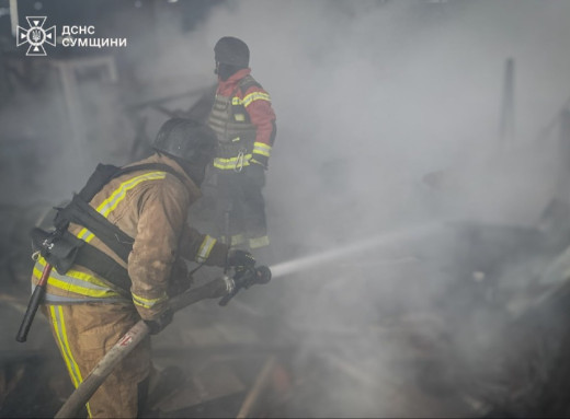 росія атакувала залізничну інфраструктуру в Тростянці: рятувальники потрапили під повторний обстріл фото