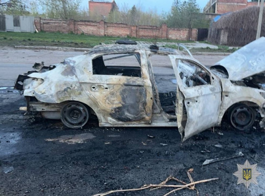 На Сумщині ворожий дрон атакував поліцейське авто: двоє правоохоронців тяжко поранені фото