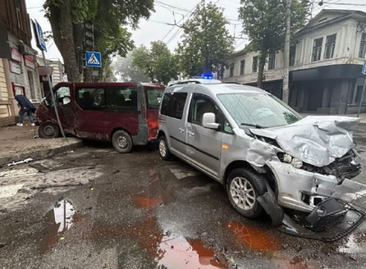 Двоє людей травмувалися в ранковій ДТП у Сумах фото