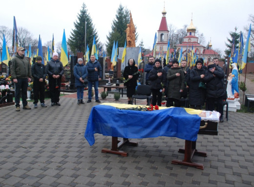 Шосткинці провели в останню путь сержанта Віктора Антипенка, який загинув 13 листопада фото