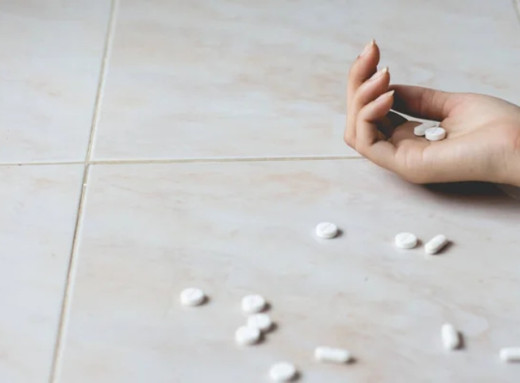 Лікарі боролися за життя: у Конотопі померла дівчина з отруєнням ліками фото