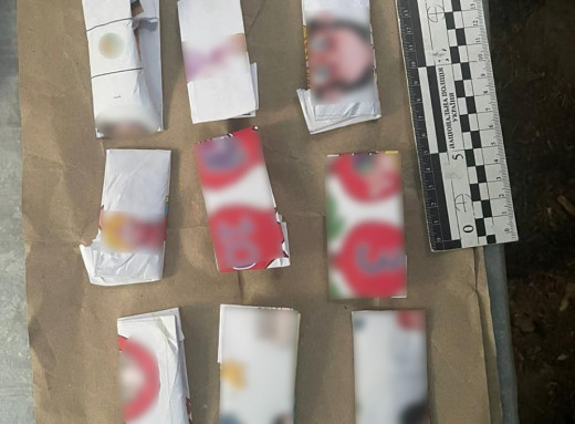 Патрульні Сум затримали чоловіка з дев'ятьма згортками заборонених речовин фото Патрульні Сум затримали чоловіка з дев'ятьма згортками заборонених речовин фото