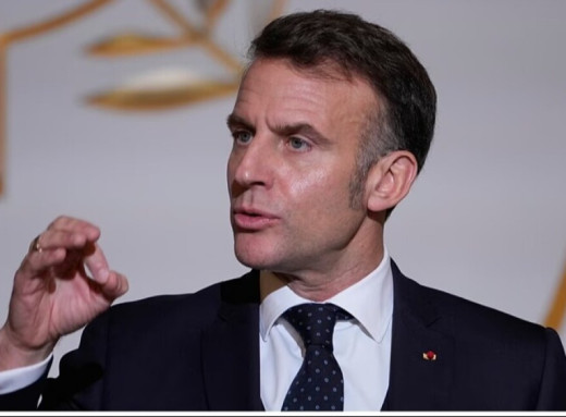 Макрон заявив про відправку авіаносця Шарль де Голль до Середземного моря фото