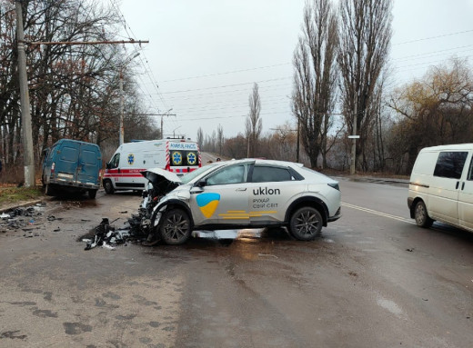 Потрійна аварія у Сумах: на Харківській травмовано трьох осіб фото