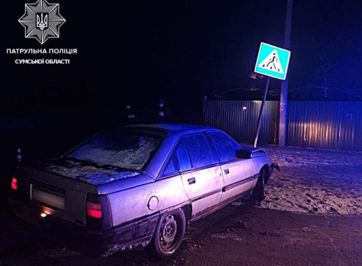 У Сумах водій на Opel врізався в дорожній знак фото