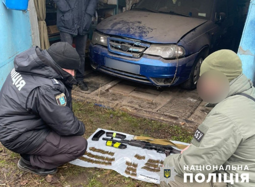 У Конотопі чоловік зберігав у гаражі автомат із набоями фото