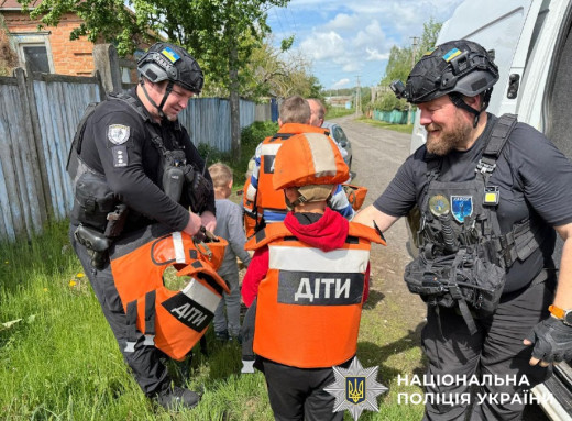 "Білі янголи" евакуювали чотирьох дітей з небезпечного Білопілля фото "Білі янголи" евакуювали чотирьох дітей з небезпечного Білопілля фото