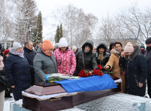 На Тростянеччині попрощалися із захисником Василем Ноздріним фото