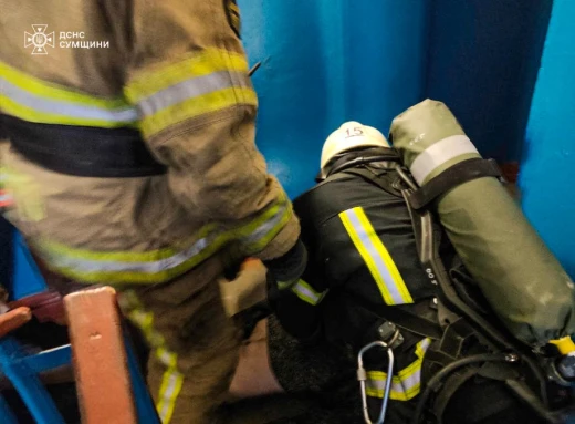 У Конотопі пожежники врятували чоловіка з палаючої квартири (відео) фото