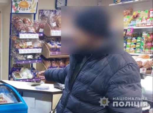 У Ромнах затримали чоловіка, який розрахувався в магазині знайденою карткою фото