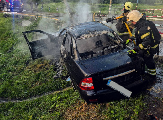 У Попівці на Конотопщині внаслідок аварії загорівся автомобіль фото