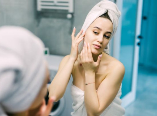 Якою водою вмиватися зранку: поради дерматолога, щоб не нашкодити шкірі фото