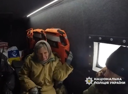 Рятувальна операція під наглядом «дронів-ждунів»: поліцейські евакуювали мешканців Краснопільщини фото