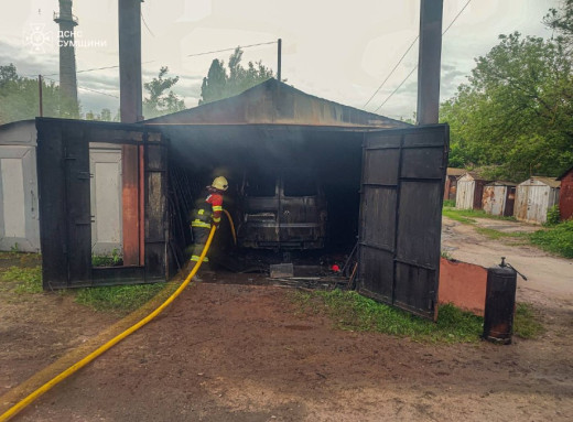 Рятувальники ліквідували пожежу в гаражному кооперативі у Сумах фото