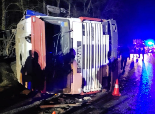 Нічна ДТП на Роменщині: рятувальники деблокували трасу після перекидання вантажівки фото