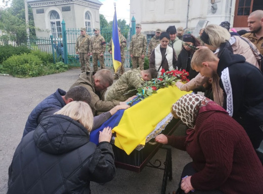 На Глухівщині провели в останню путь солдата Віталія Орлова фото
