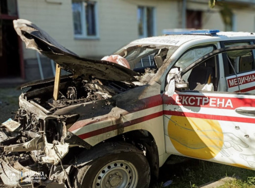 У Середині-Буді росіяни знищили автомобіль медиків: є поранений цивільний фото