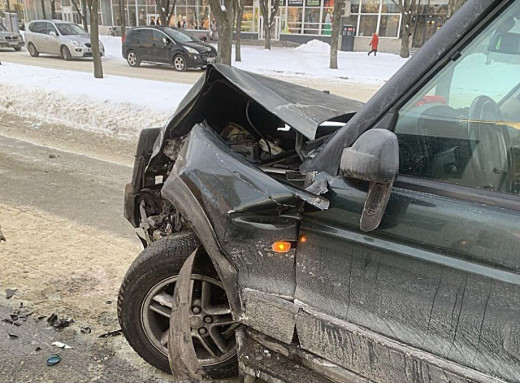 У Сумах водій позашляховика врізався в маршрутку та та Lincoln фото
